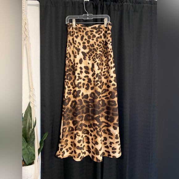 Forever 21 leopard print midi skirt. Silk material. Size small. - Picture 2 of 3